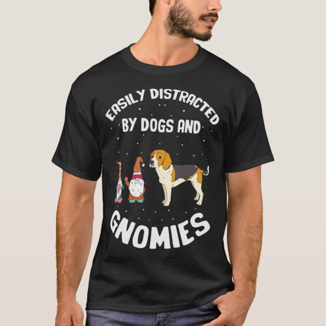 T-shirt Easily Distracted by dogs and gnomies for Gnome Qu (Devant)