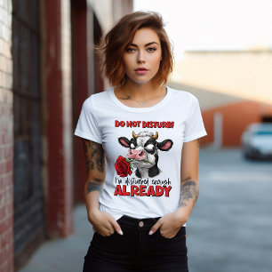 T-shirt Élégance en contraste : Holding de vache noire et 