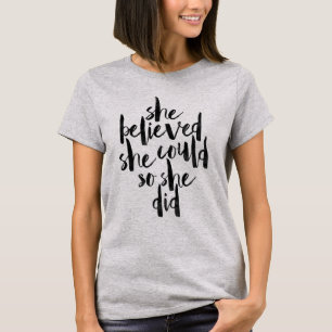 T-shirt Elle a cru qu'elle pourrait ainsi elle a fait
