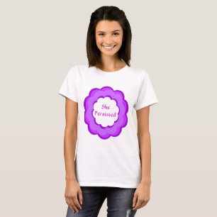 T-shirt Elle a persisté pourpre et la fleur rose résiste