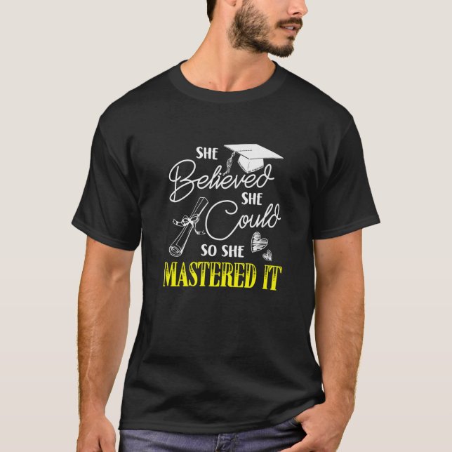 T-shirt Elle Croyait Qu'Elle Pouvait Le Maîtriser Graduati (Devant)