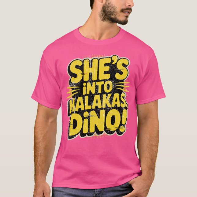 T-shirt Elle est à Malakas, Dino ! (Devant)