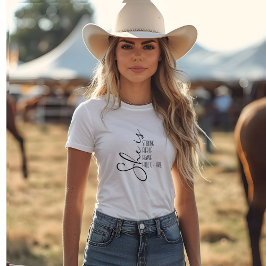 T-shirt Elle est forte Typographie de script cadeau T-shir