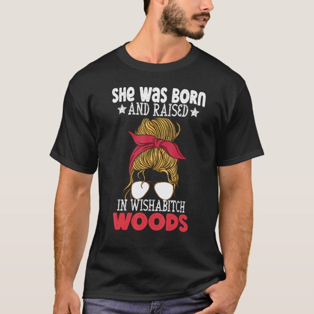 T-shirt Elle Est Née Et A Élevé Dans Wishabitch Woods Camp (Devant)
