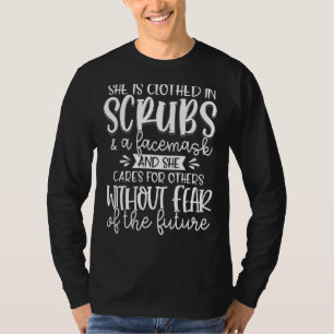 T-shirt Elle Est Vêtue En Écrans & Fabriques Fier Infirmiè