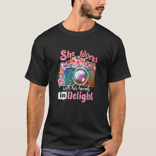 T-shirt Elle Travaille Avec Ses Mains Dans La Jolie Photo  (Devant)