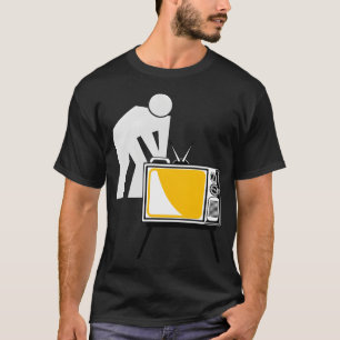 T-shirt émission de télévision la personne tenant le t-shi