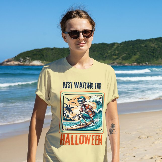 T-shirt En attente d'Halloween Surfing Skeleton (Créateur téléchargé)