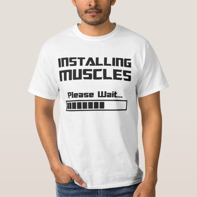 T-shirt En installant des muscles veuillez attendent la (Devant)