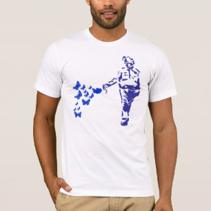 T-shirt en passant cannette de fil de spray au poivre