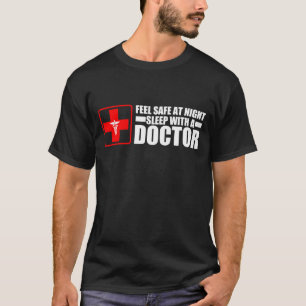 T-shirt En sécurité de sentir au sommeil de nuit avec un
