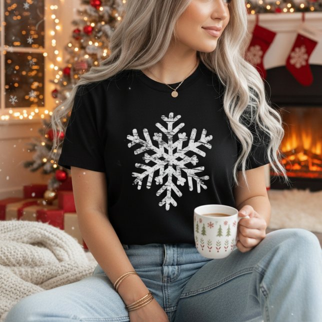 T-shirt En Tri-matière Distressed Snowflake Winter Christmas (Distressed snowflake design on classic black. Minimalist winter & holiday style for snow lovers! ❄)
