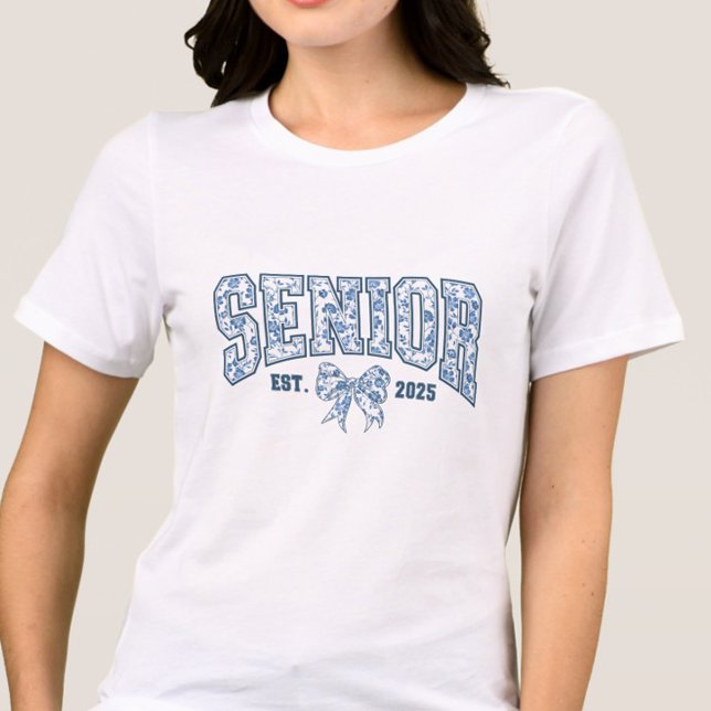 T-shirt En Tri-matière Elégant Blue Bow Chinoiserie Classe supérieure de  (Elegant Blue Chinoiserie Senior Year Class of 2025 Shirt, Coquette Bow, Trendy, High School College)