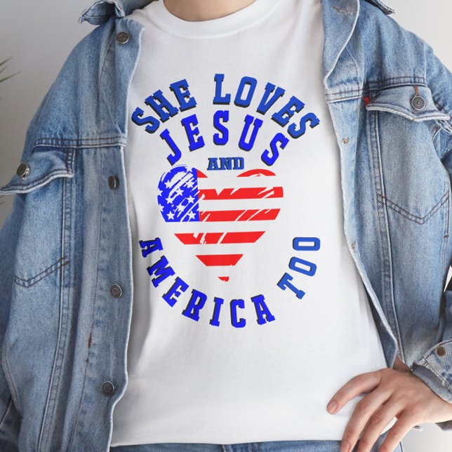 T-shirt En Tri-matière Elle aime aussi Jésus et l'Amérique (Créateur téléchargé)