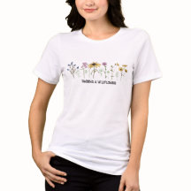 Maman élève un fleur sauvage