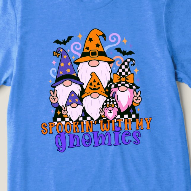 T-shirt En Tri-matière Spookin’ Avec Mes Gnomies : Amis Rétro Halloween (Get festive with spookin' with my gnomies — a Halloween friends design full of humor and charm.)
