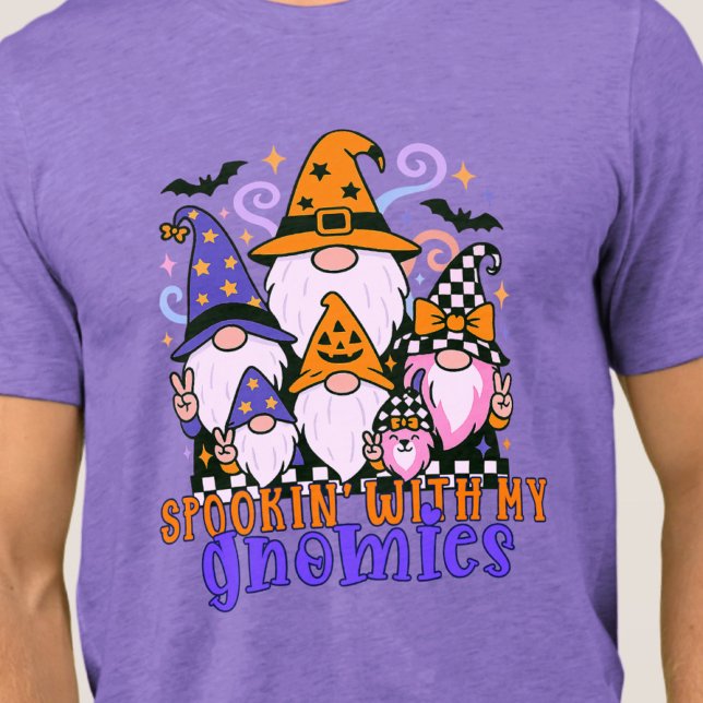 T-shirt En Tri-matière Spookin’ Avec Mes Gnomies : Amis Rétro Halloween (Get festive with spookin' with my gnomies — a Halloween friends design full of humor and charm.)