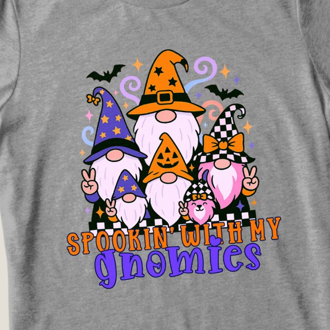 T-shirt En Tri-matière Spookin’ Avec Mes Gnomies : Amis Rétro Halloween (Get festive with spookin' with my gnomies — a Halloween friends design full of humor and charm.)