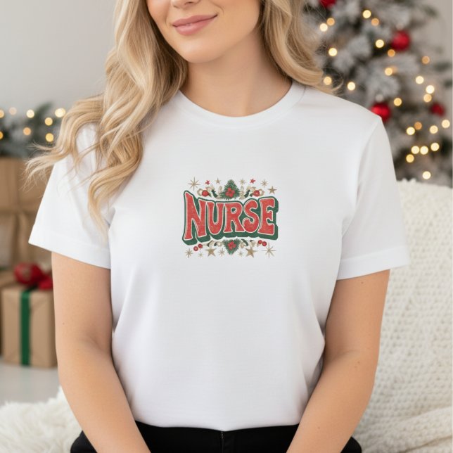 T-shirt En Tri-matière T-Shirt de Noël pour infirmière (White t-shirt with festive red and green “Nurse” text surrounded by holly Christmas design)