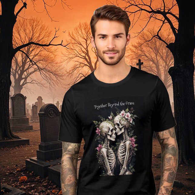 T-shirt En Tri-matière Two Romantic Gothic Human Skeletons Embracing (Romantic Gothic Human Skeletons Embracing Surrounded By Lush Floral Arrangements Tri-Blend Shirt.)
