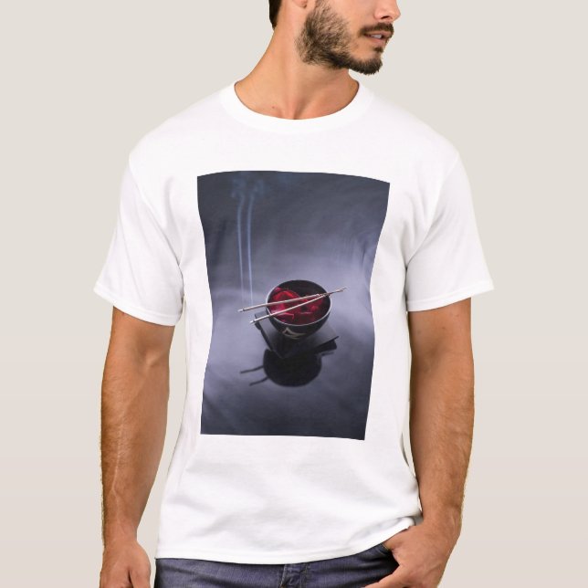 T-shirt Encens brûlant sur la cuvette de pétales (Devant)