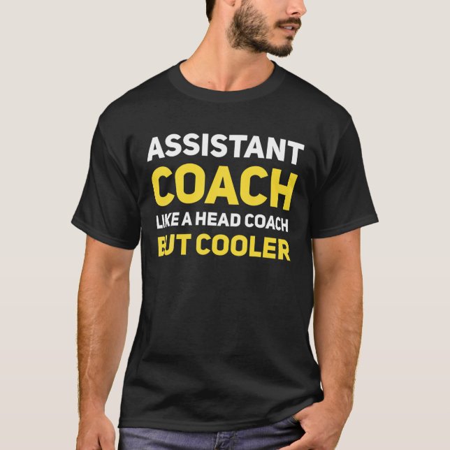T-shirt Entraîneur Adjoint Comme Un Entraîneur De Tête Mai (Devant)