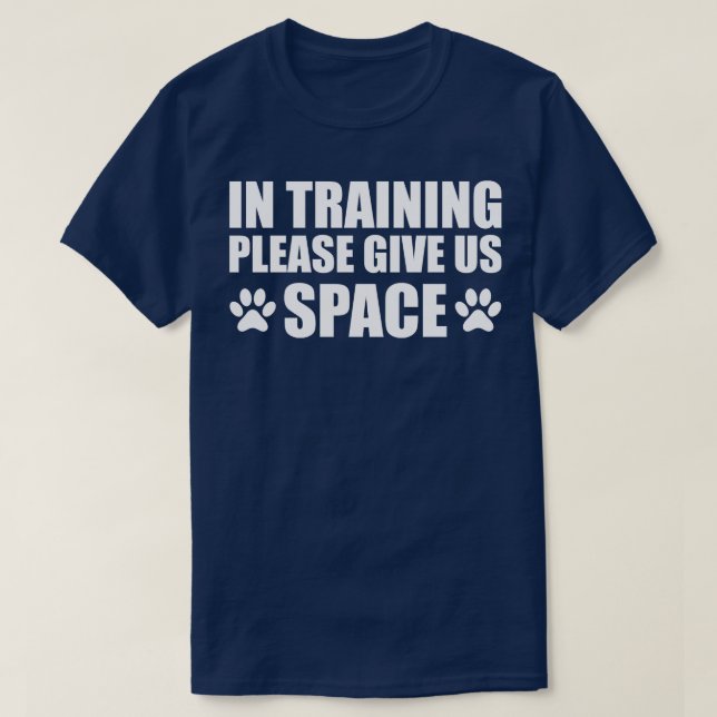 T-shirt Entraîneur de chiens En formation s'il vous plaît  (Design devant)
