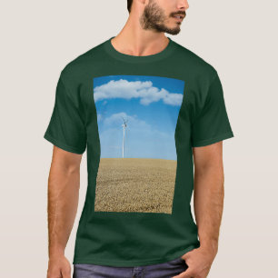 T-shirt éolienne sur le champ de blé en été 1