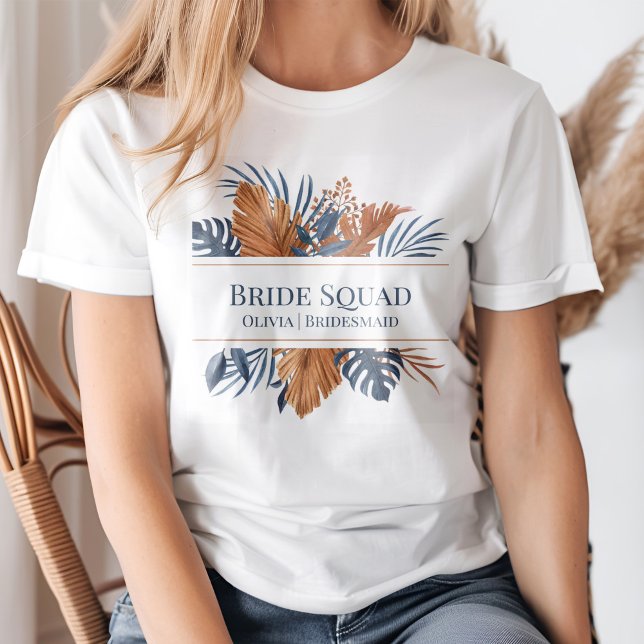 T-shirt Équipe de mariée Monstera bleu de minuit rustique (Rustic Midnight Blue Monstera Bride Squad T-Shirt on a young woman.)