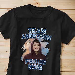 T-shirt Équipe [Nom de famille] Fière Maman Photo de remis