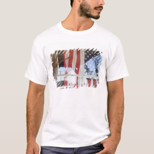 T-shirt États-Unis, Oregon, Shaniko. Drapeau dans la fenêt
