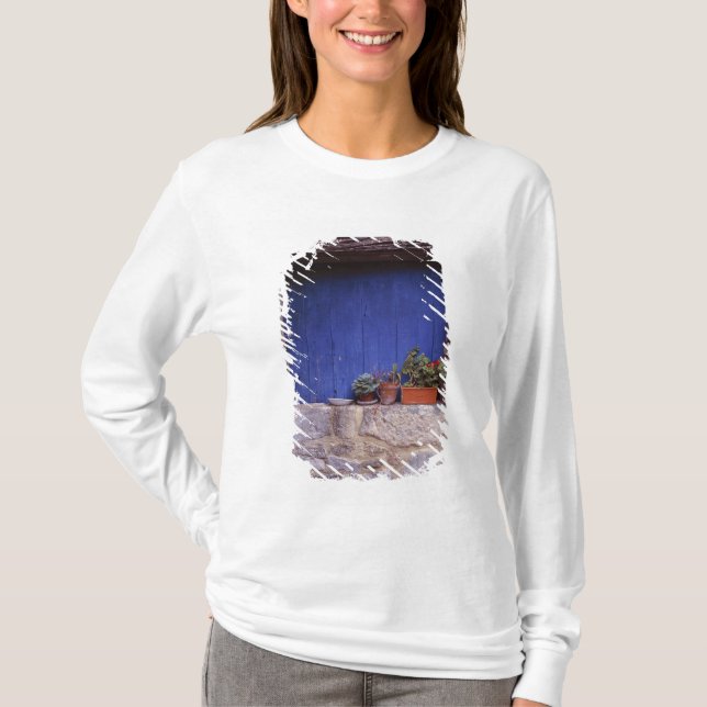 T-shirt Europe, France, Cereste. Une porte bleue ajoute de (Devant)