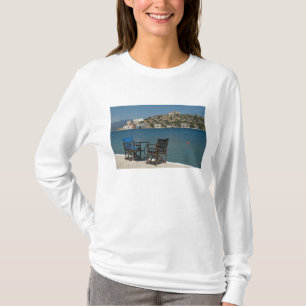 T-shirt Europe, Grèce, Kastellorizo : chaises au bord