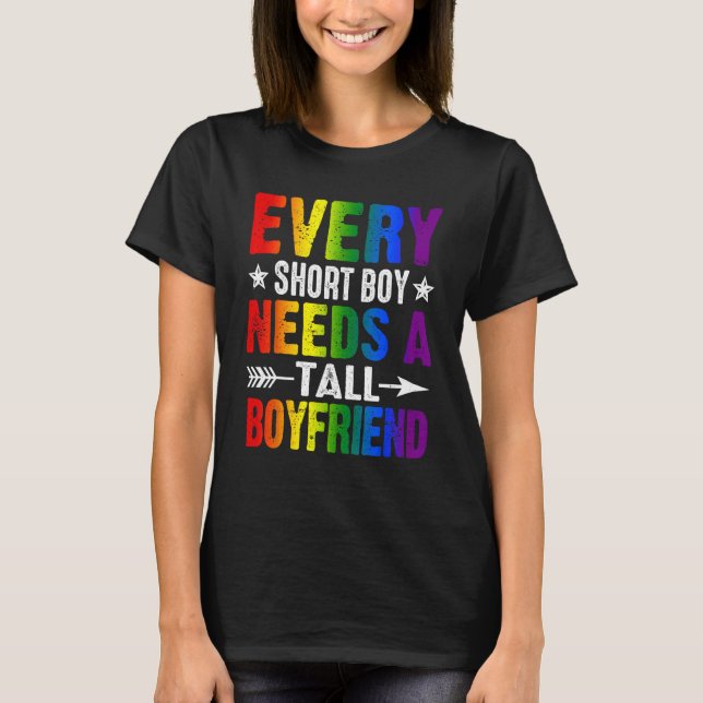 T-shirt Every Short Boy Needs Tall Boyfriend LGBT Rainbow  (Devant)