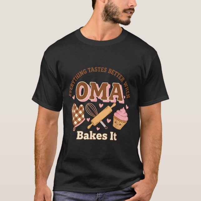 T-shirt Everything Tastes Better When Oma Bakes It Mother' (Devant)