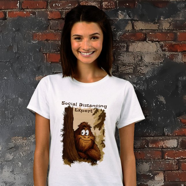T-shirt Expert en Distances Sociales Sasquatch (Social Distancing Expert Cartoon Sasquatch Women's T-shirt)