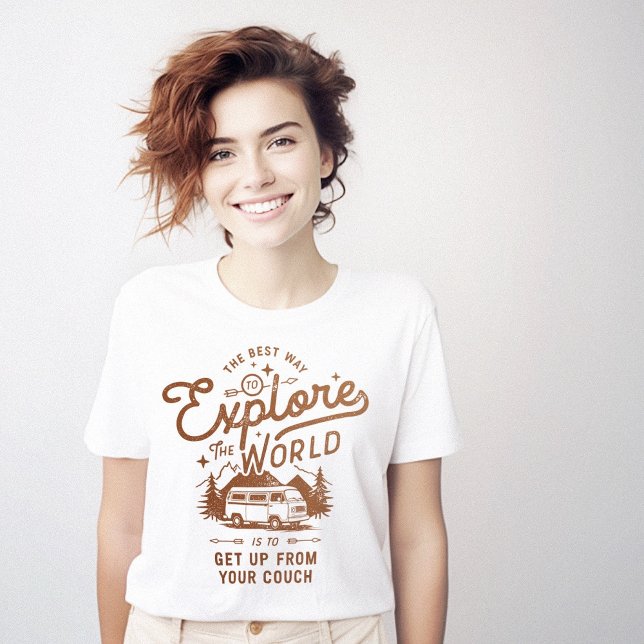 T-shirt Explorez le monde du canapé drôle (Explore the World Couch Funny T-Shirt)