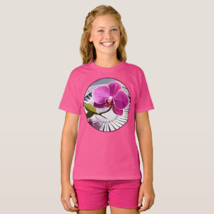 T-shirt Exquise orchidée rose repose sur une plaque d'arge