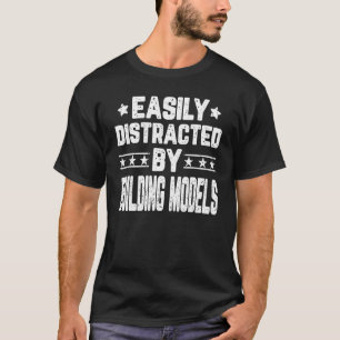 T-shirt Facilement Distrait En Construisant Des Modèles Mo