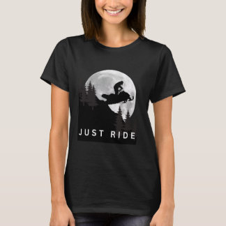T-shirt Faire du scooter des neiges dans les montagnes
