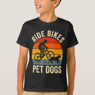 T-shirt Faire du vélo avec les chiens drôle de dicton pour