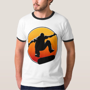 T-shirt faisant de la planche à roulettes