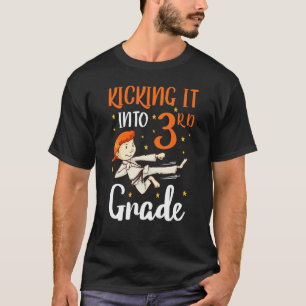 T-shirt faisant du tae kwon do de 3e année fille karaté pr