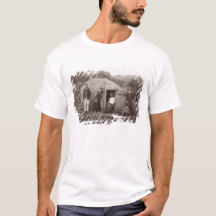 T-shirt Faisant Tappa, un tissu indigène, c.1875 (photo d