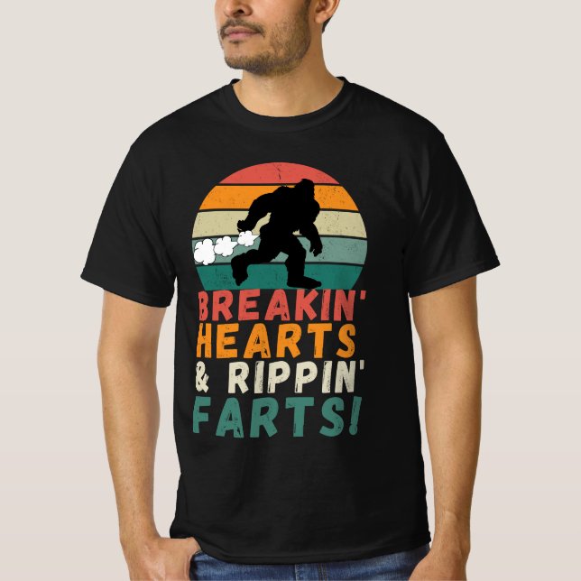 T-shirt Farting Bigfoot briser les coeurs et déchirer les  (Devant)