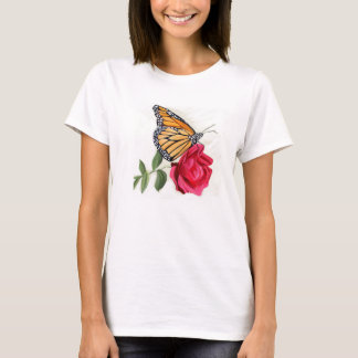 T-shirt féminin avec le papillon Monarque sur la r