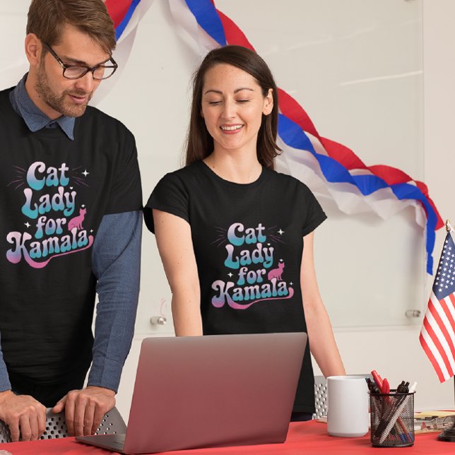 T-shirt Femme de chat montre son soutien à Kamala dans l'a (Créateur téléchargé)