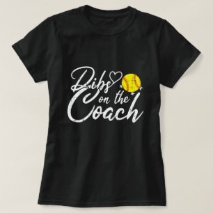 T-shirt Femme d'entraîneur de softball Dibs sur l'entraîne