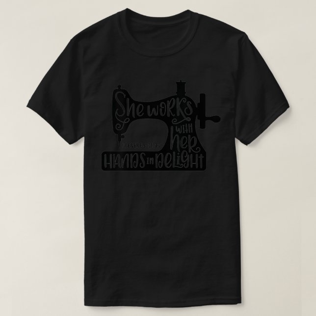 T-shirt Femme Elle Travaille Avec Ses Mains Dans Un Cool D (Design devant)