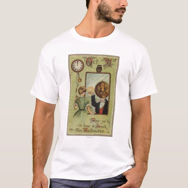 T-shirt Femme regardant l'homme de citrouille dans le (Devant)